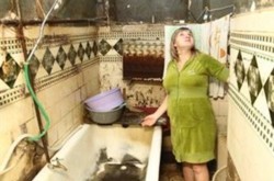 В центре столицы восемь семей живут в «каменном веке» (фото)