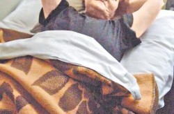 Женщина, которую покалечил лопнувший поручень эскалатора: «Меня ударило что-то большое и черное, обкрутило и начало душить»