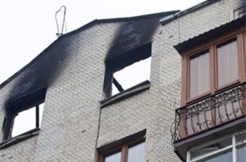Масштабный пожар в Киеве: В доме-«самолете» мебель замела вьюга (видео)