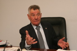 У Омельченко машина покатилась, а у Крамаренко проблемы с колесами