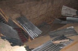 Новая скандальная стройка в Киеве. Под стенами Святошинского суда местные жители снесли забор