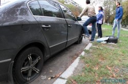 Жителей столицы пытаются приучить к платной парковке, прокалывая по ночам колеса машин?