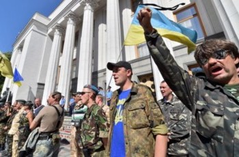 На киевской Площади Независимости вновь накаляются страсти