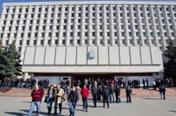 Сессия Киевсовета: драка, штурм и стол для армреслинга