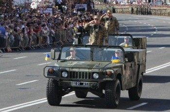 Сила духа, а не танков: как Порошенко принимал парад в Киеве