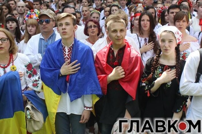 В Киеве прошел парад вышиванок (ФОТО)