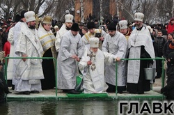  Святейший патриарх Филарет освятил воды Днепра 
