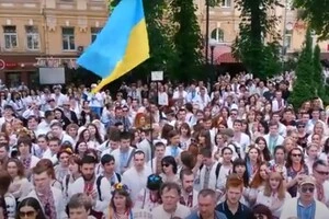 Мегамарш вишиванок: зворушливе виконання Гімну України