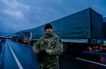 На Закарпатті націоналісти заблокували перевал для вантажівок з Росії