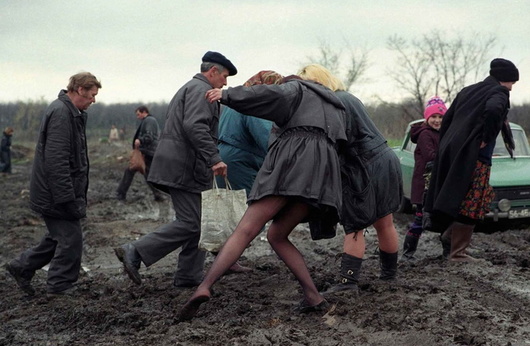 Проводи по-луганськи. Як на Донбасі в 90-х на цвинтарі Великдень святкували