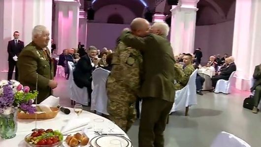 Ветерани Червоної армії, УПА та бійці АТО символічно обмінялись кашкетами