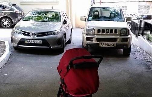 В Голосіївському районі герої парковки перекрили проїзд матусям із колясками