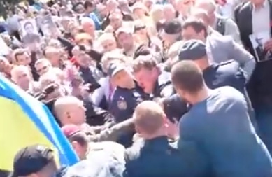 У Харкові під час урочистостей в честь 9 травня відбулися сутички