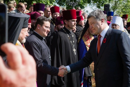 Порошенко: 600 капеланів попрямували на фронт