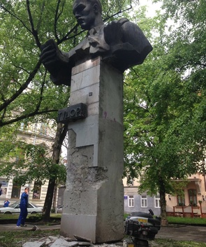 У Львові молодики в балаклавах намагалися демонтувати пам'ятник поету Тудору
