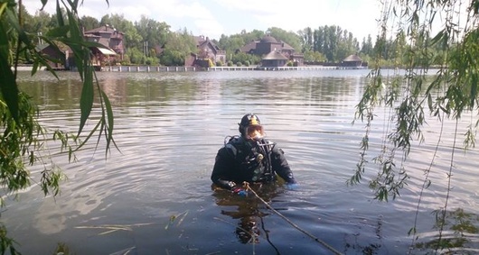 Під Києвом водолази витягли з води на поверхню тіло загиблої дівчинки