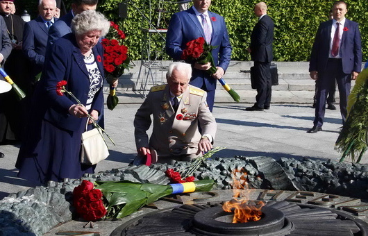 Військовослужбовці і ветерани поклали квіти у парку Вічної слави