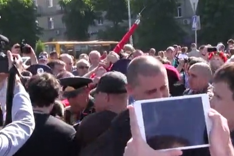 У Черкасах свободівці та ветерани побилися через червоний прапор