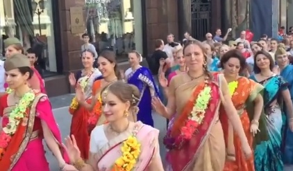 Жінки-кришнаїти в пілотках: що коїться на вулицях Москви
