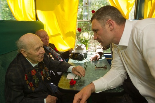 Кличко привітав ветеранів та проїхався з ними на трамваї до Пущі-Водиці