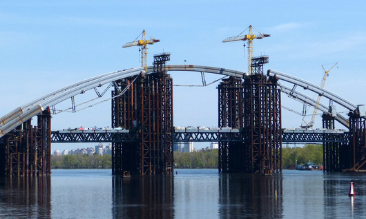 З Подільського мосту впав молодий хлопець