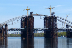 З Подільського мосту впав молодий хлопець