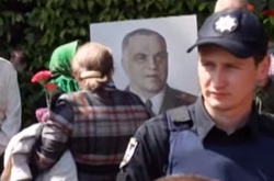 Підсумки 9 травня у Києві: бійки, спалення радянської символіки і зіткнення з поліцією