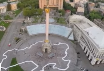 Обриси України із 8 тисяч дитячих малюнків виклали на Майдані Незалежності