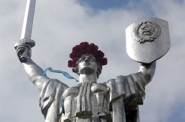 Батьківщина-Мати зустріла 35-річний ювілей: чому не можна чіпати меча рекордсменки