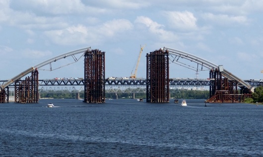 Стали відомі подробиці падіння хлопця з Подільського моста