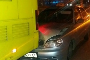 На Троєщині таксі врізалось у тролейбус