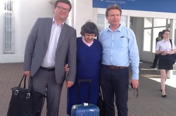 Сьогодні Савченко святкує день народження: у Ростов приїхали мама і депутати