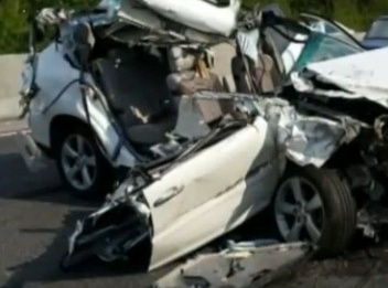 Через невдалий обгін під Києвом позашляховик влетів у вантажівку