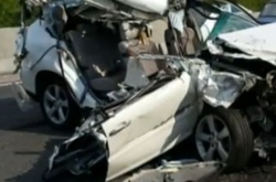 Через невдалий обгін під Києвом позашляховик влетів у вантажівку