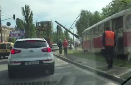 Зламаний стовп зупинив рух трамваїв у Києві