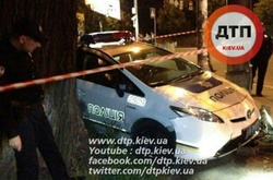 У Києві сталася аварія за участі автомобіля поліції: з'явилися фото