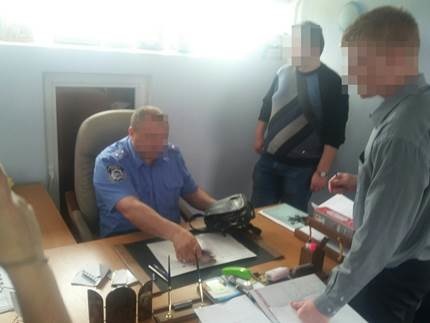 На Чернігівщині СБУ затримала на хабарі командира поста ДАІ