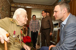 Мер побував у гостях у столітнього ветерана Другої світової