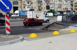 На Поштовій площі відновили півсфери