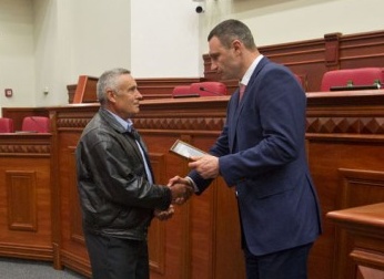 Кличко вручив сертифікати на квартири десятьом чорнобильцям