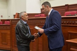 Кличко вручив сертифікати на квартири десятьом чорнобильцям