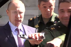 З Путіним стався конфуз: під час показу військової техніки у джипі заклинили двері