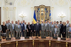 Порошенко зустрівся з легендарною командою «Динамо» 