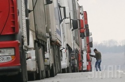 Десятки фур під Одесою заблокували трасу на Київ і влаштували гігантський затор 