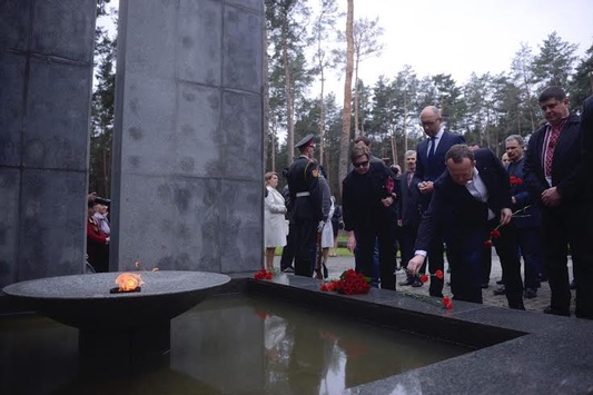 Яценюк з однопартійцями вшанували пам’ять жертв політичних репресій