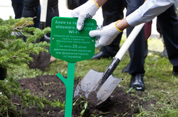 Кличко взяв участь у висадці Алеї Ізраїлю (ФОТО)