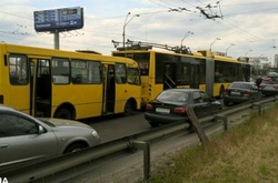 На Московському проспекті маршрутка зіткнулася з тролейбусом