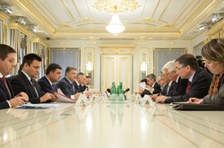 Порошенко про зустріч з послами країн G7: санкції проти РФ мають бути посилені 