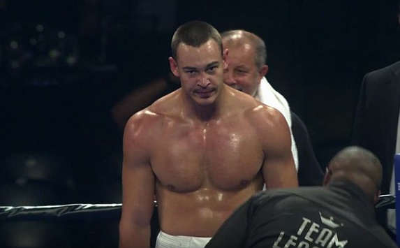 Непереможений український  боксер Тесленко знову нокаутував суперника у другому раунді
