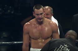 Непереможений український  боксер Тесленко знову нокаутував суперника у другому раунді